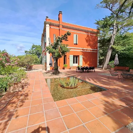 Chateau Xviii Siecle Au Coeur D'un Vignoble *