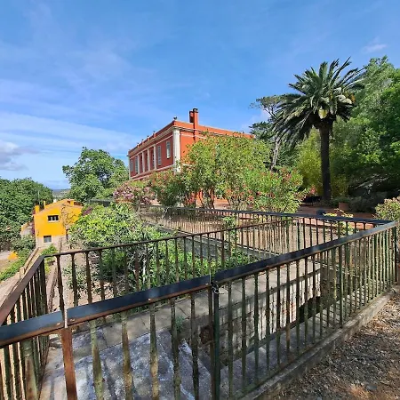 Chateau Xviii Siecle Au Coeur D'un Vignoble